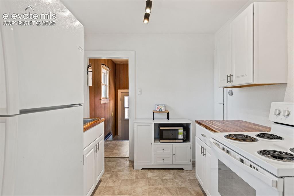 Image 12 of 29: Kitchen