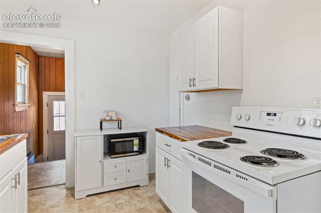 Image 13 of 29: Kitchen
