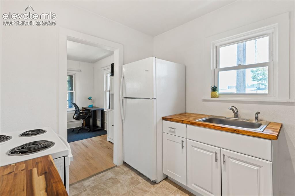 Image 14 of 29: Kitchen