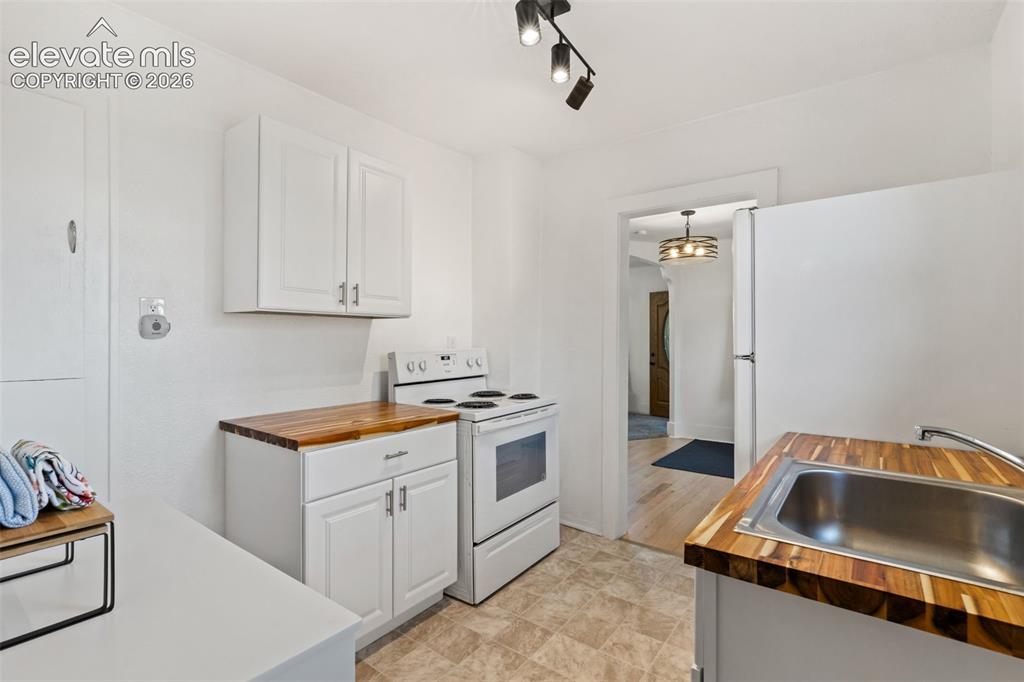 Image 15 of 29: Kitchen