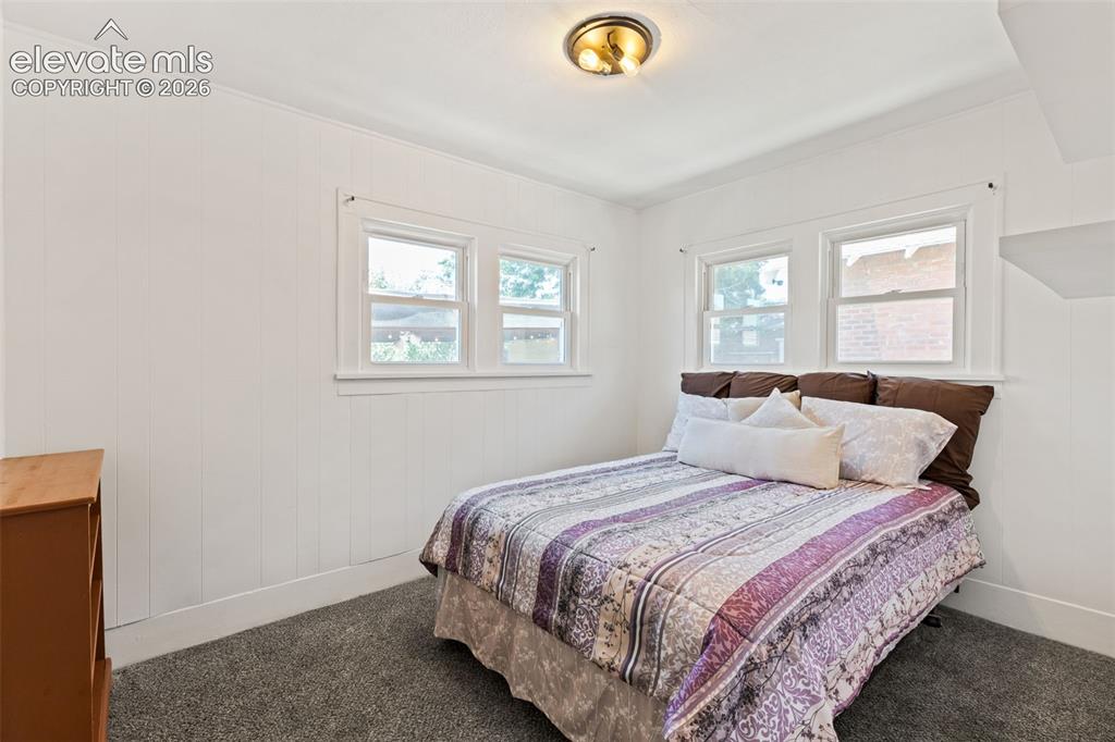 Image 18 of 29: Bedroom