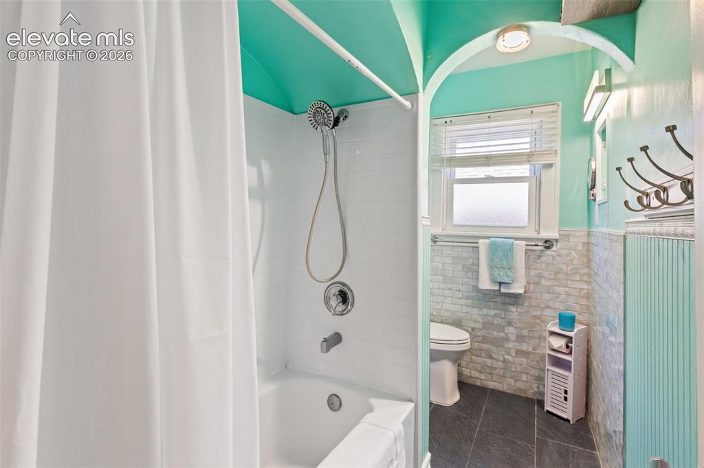 Image 20 of 29: Bathroom