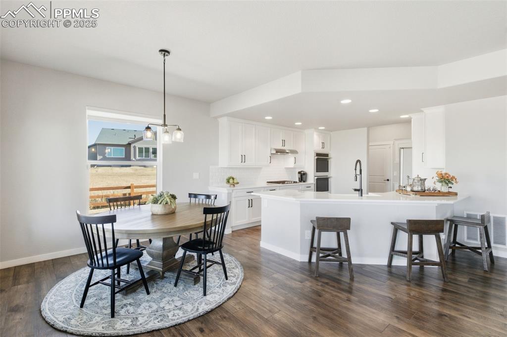 Image 15 of 50: Dining Area