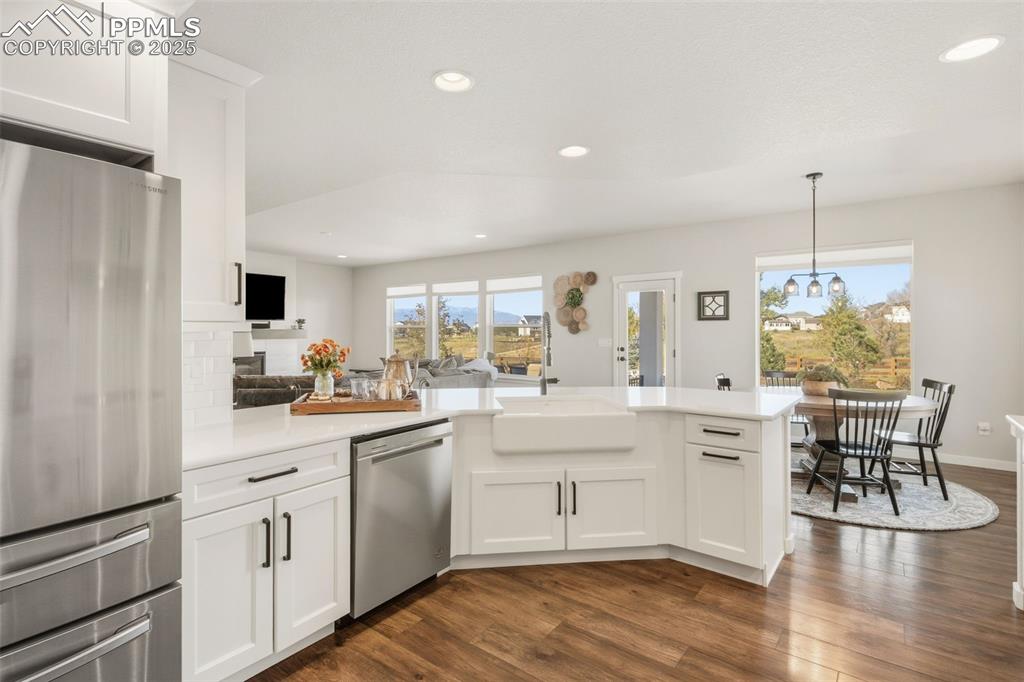 Image 16 of 50: Kitchen