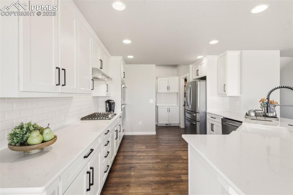 Image 18 of 50: Kitchen