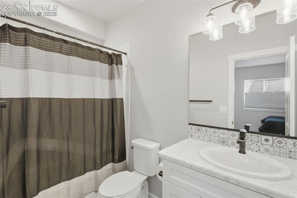 Image 40 of 50: Bathroom