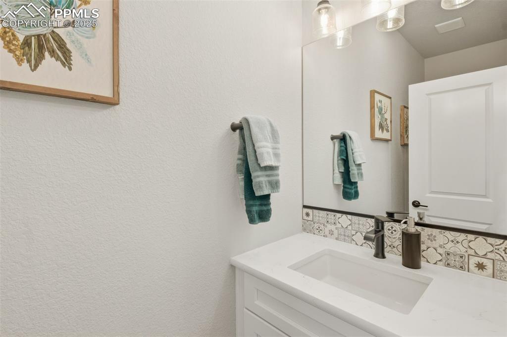 Image 5 of 50: Bathroom