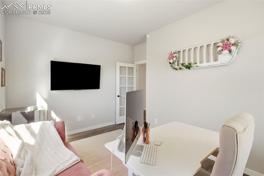 Image 7 of 50: Office