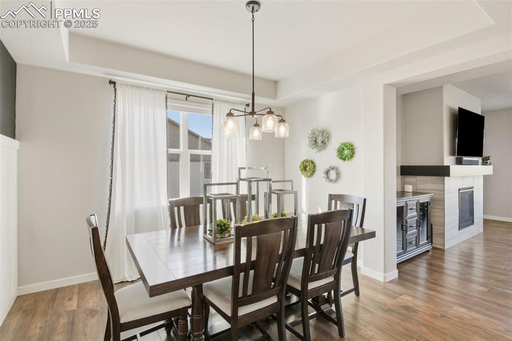 Image 8 of 50: Dining Area