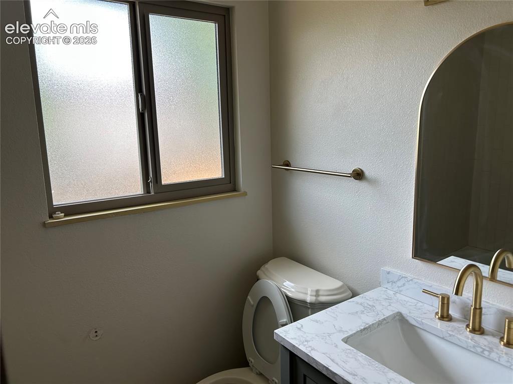 Image 11 of 13: Bathroom