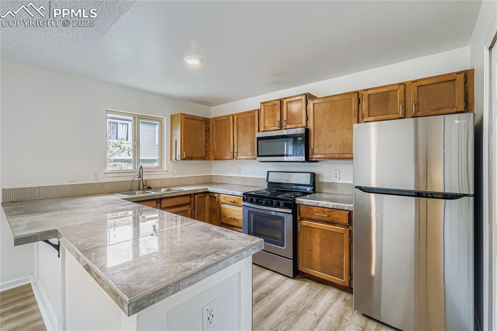 Image 4 of 11: Kitchen