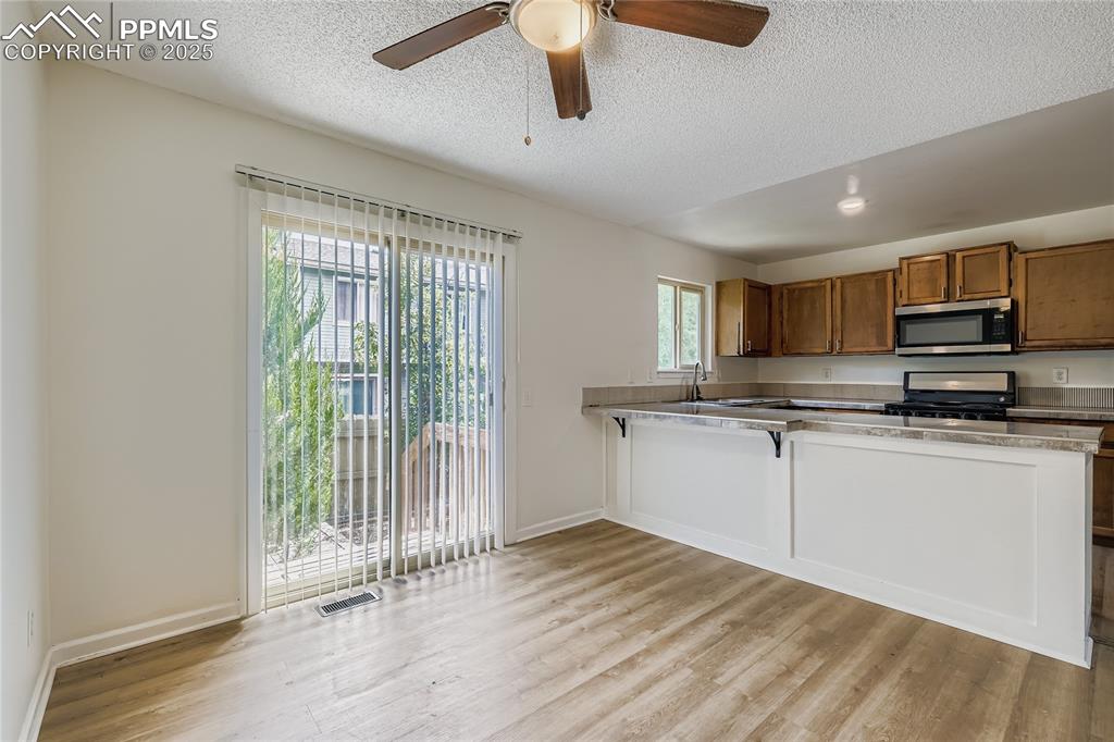 Image 5 of 11: Dining Area