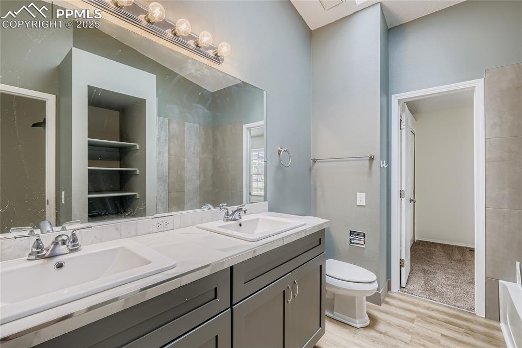 Image 7 of 11: Bathroom