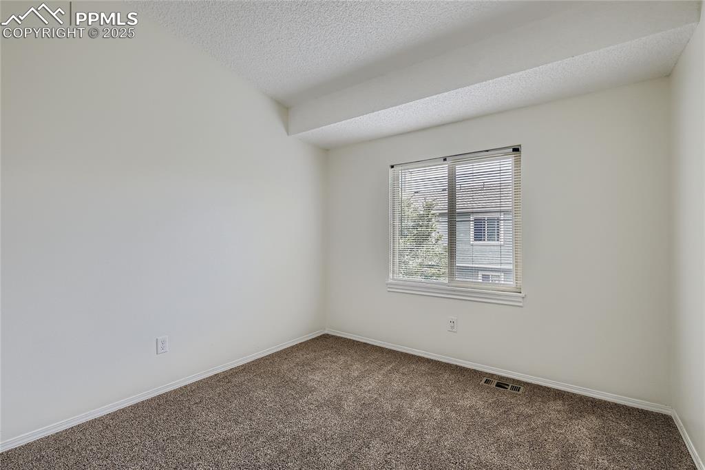 Image 8 of 11: Bedroom