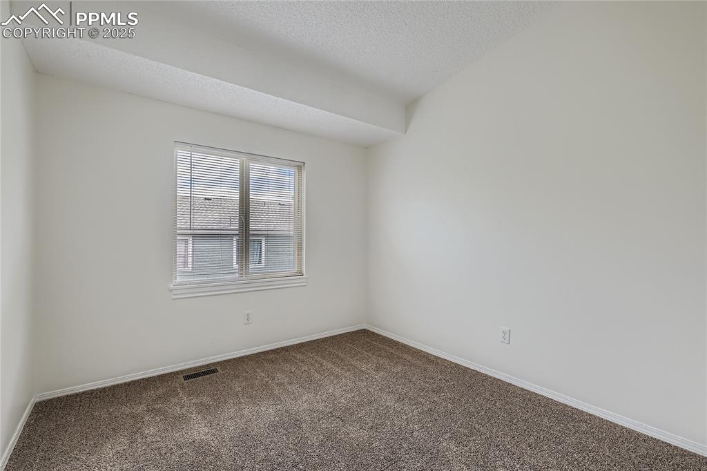 Image 9 of 11: Bedroom