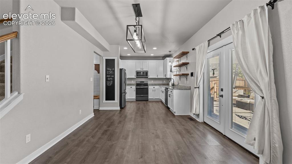 Image 10 of 47: Kitchen