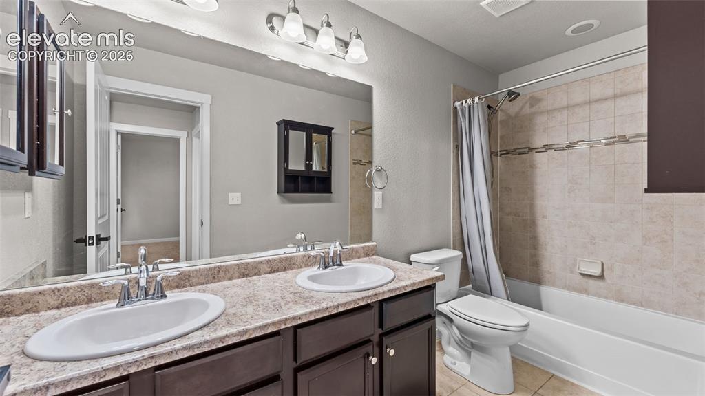 Image 18 of 47: Bathroom