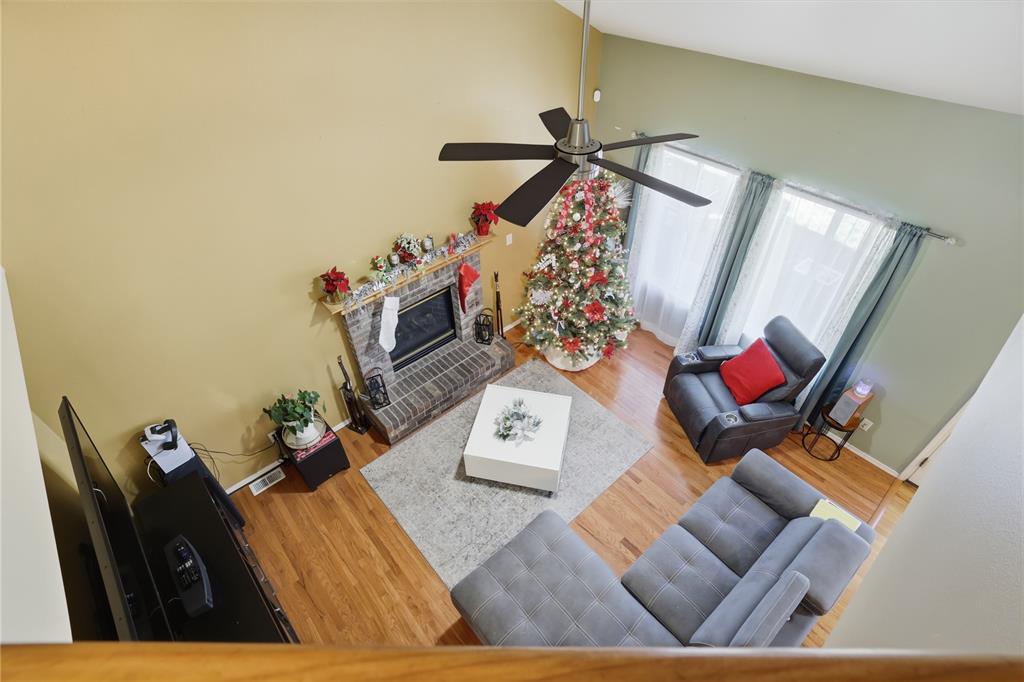 Image 14 of 43: Living Room