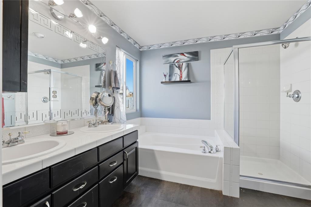 Image 18 of 43: Bathroom