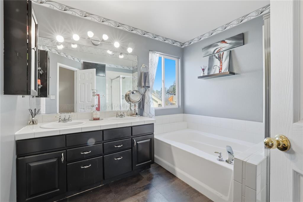 Image 19 of 43: Bathroom