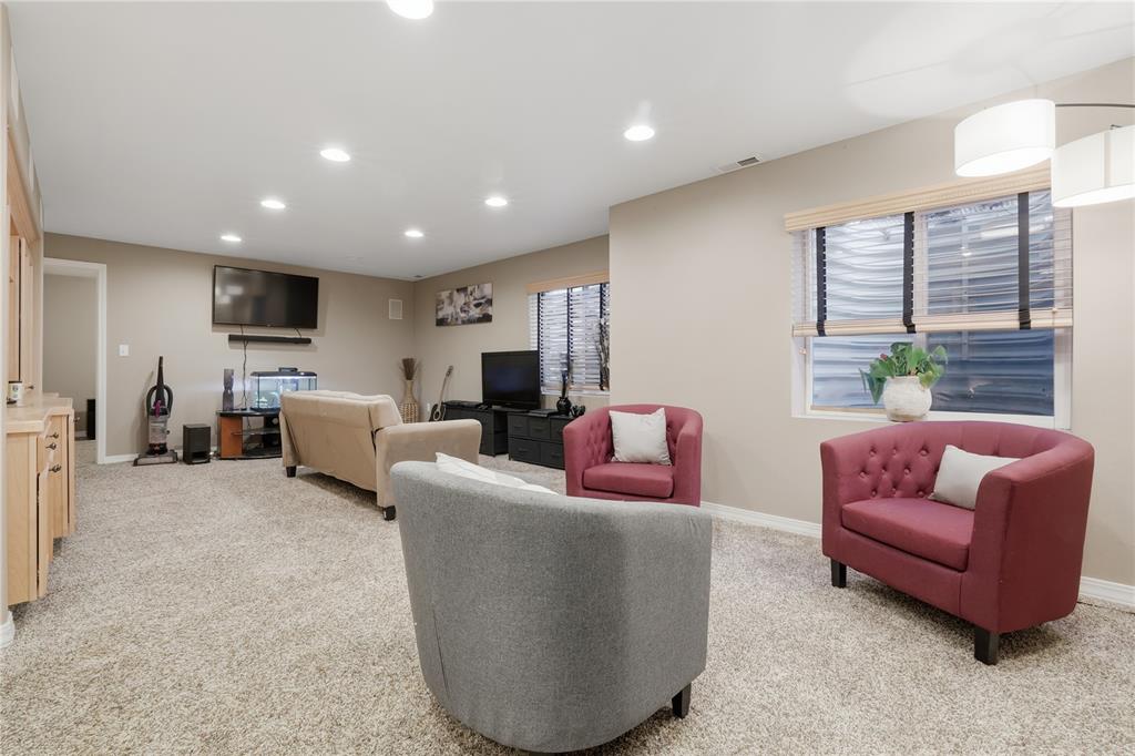 Image 21 of 43: Living Room