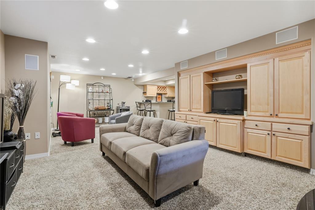 Image 23 of 43: Living Room