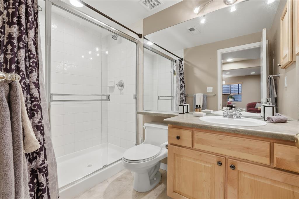 Image 27 of 43: Bathroom