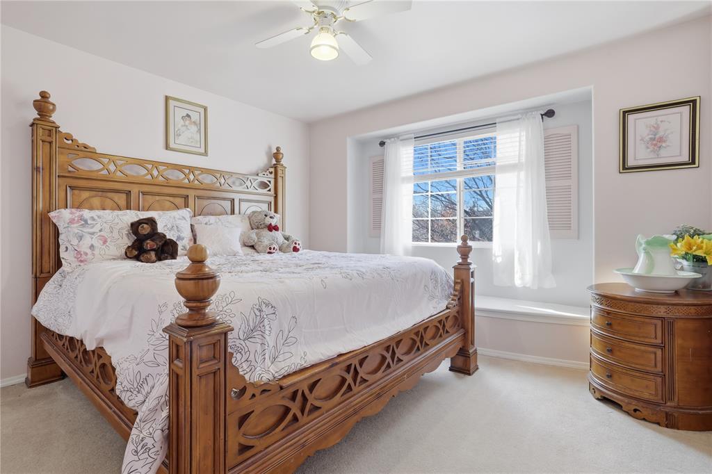 Image 28 of 43: Bedroom