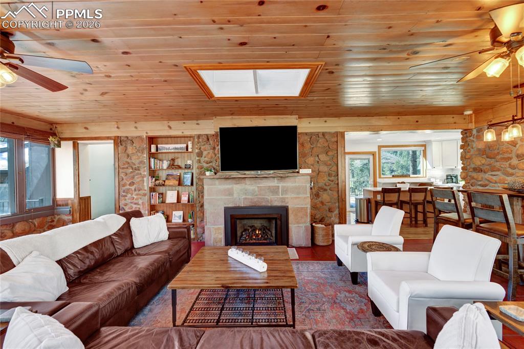 Image 15 of 39: Family Room