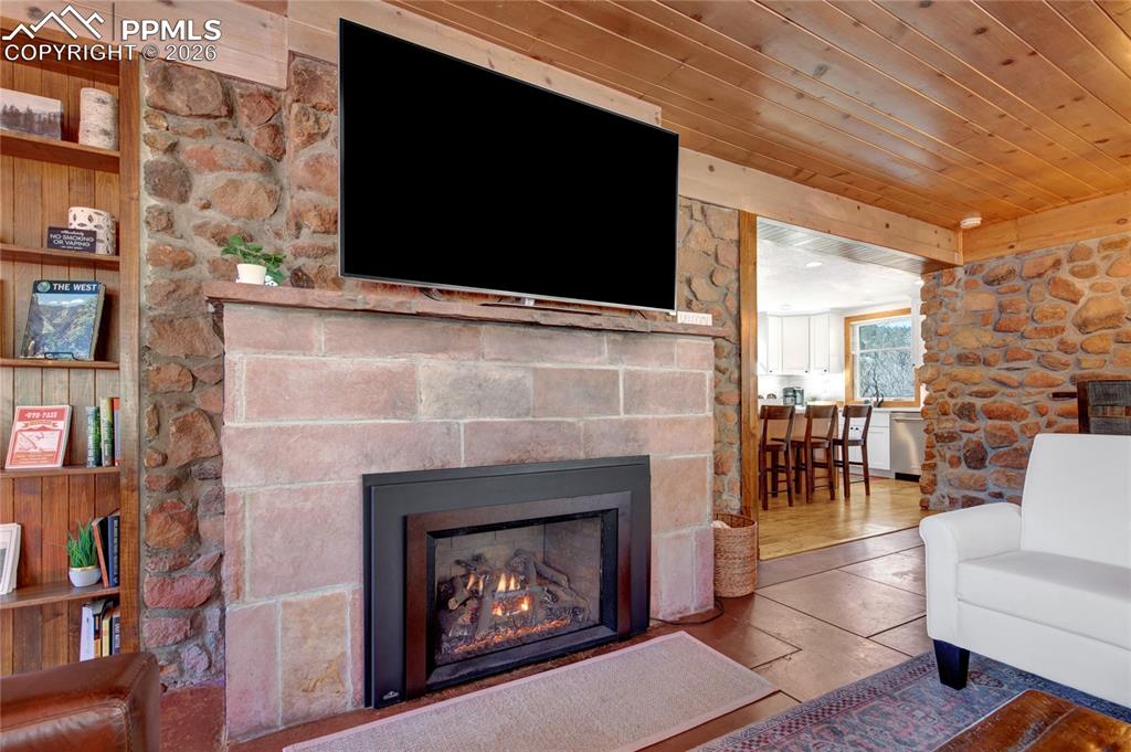 Image 16 of 39: Living Room