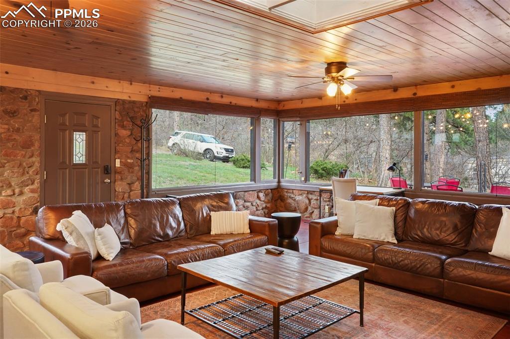 Image 17 of 39: Living Room