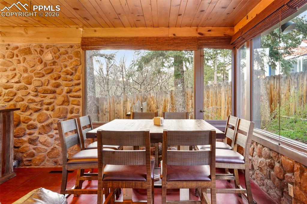 Image 20 of 39: Dining Area