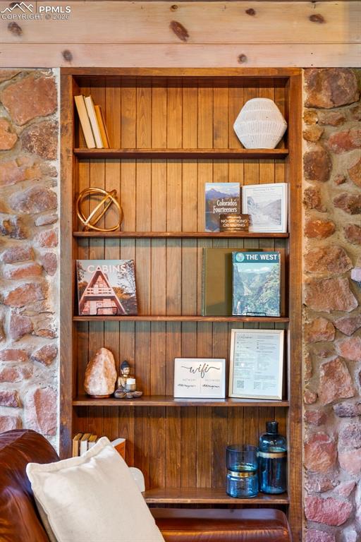 Image 22 of 39: Family Room