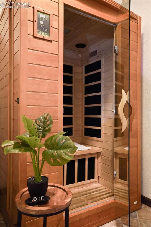 Image 23 of 39: Sauna