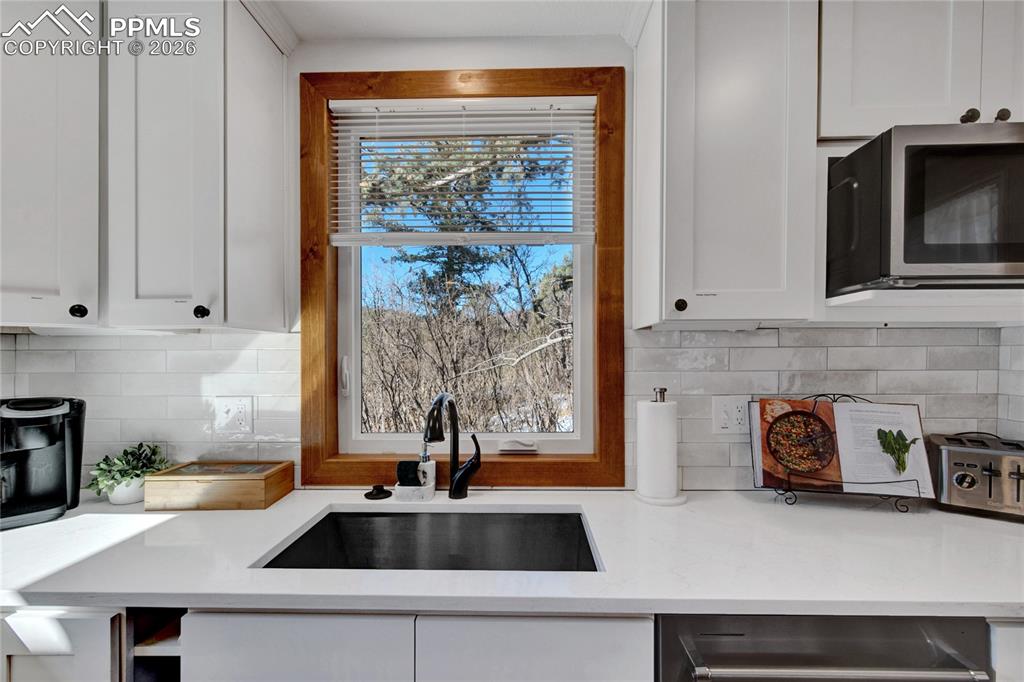 Image 31 of 39: Kitchen