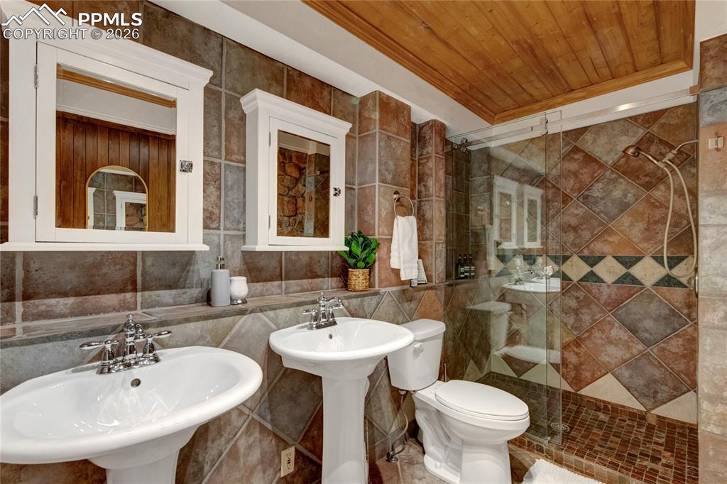 Image 33 of 39: Bathroom