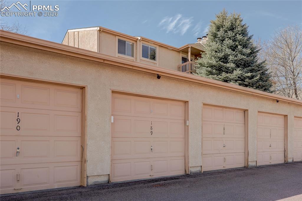 Image 27 of 30: Garage