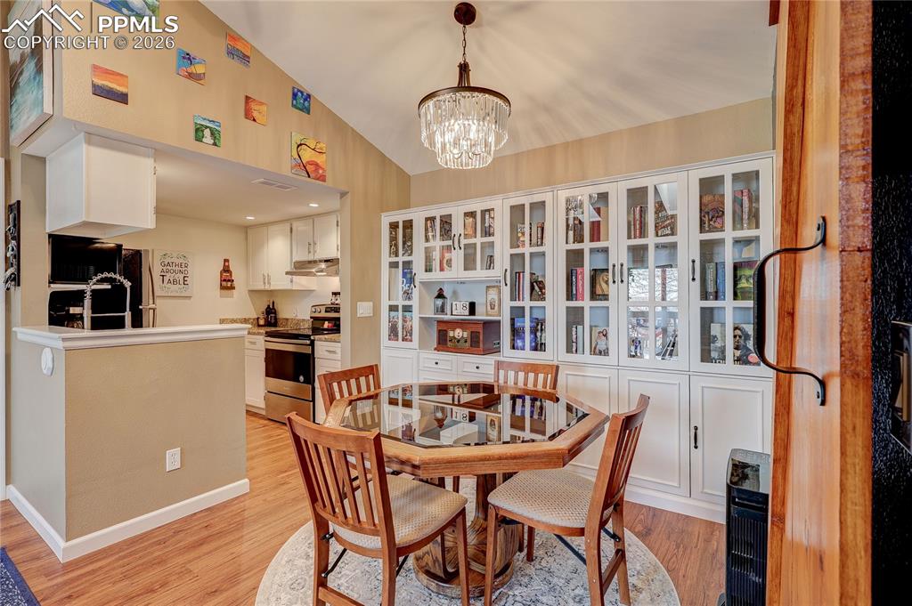 Image 5 of 23: Dining Area