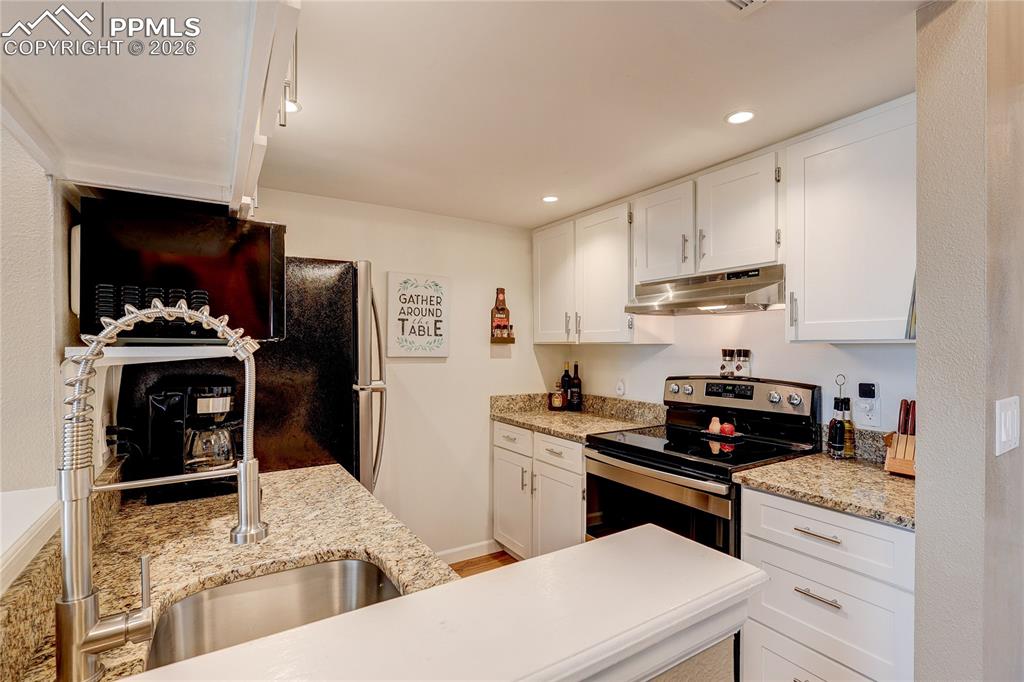 Image 6 of 23: Kitchen