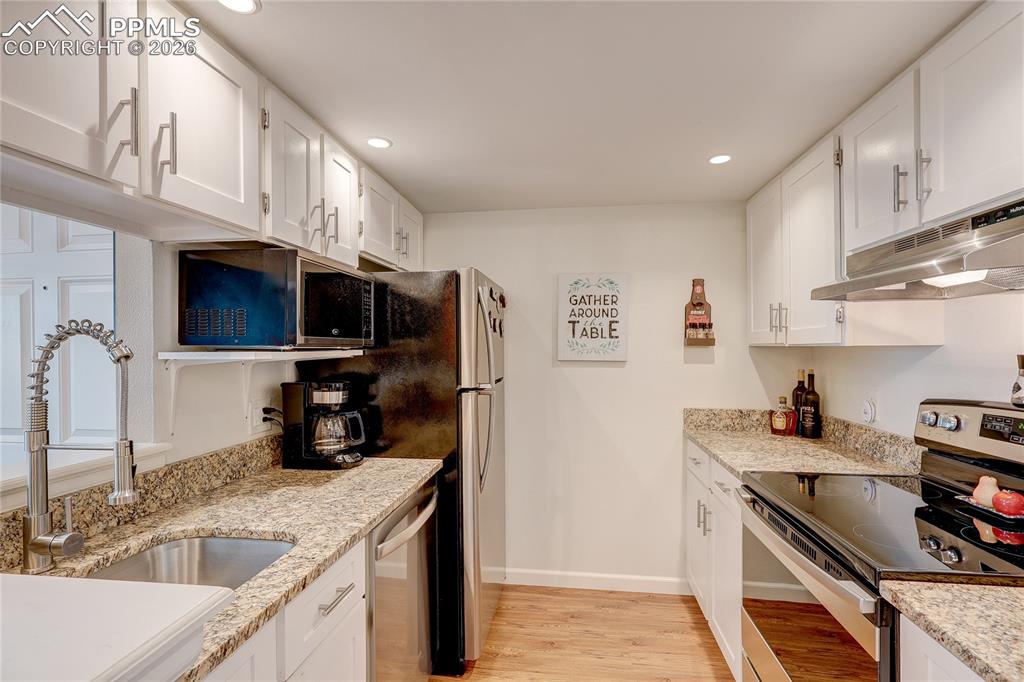 Image 7 of 23: Kitchen