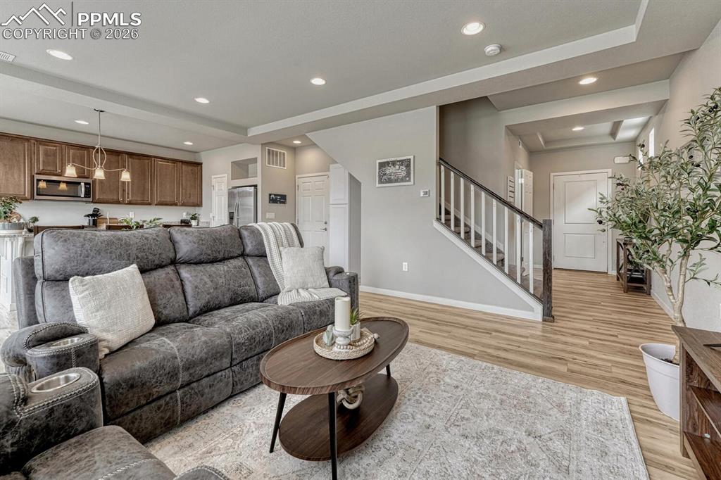 Image 13 of 50: Open floor plan, ideal for entertaining family and friends.