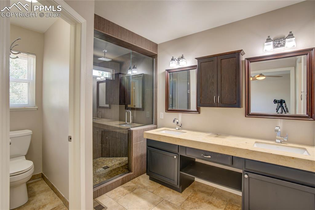 Image 18 of 27: Bathroom