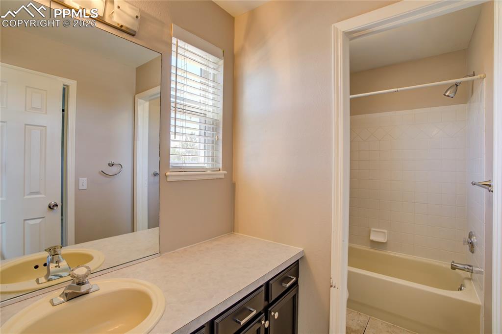 Image 20 of 27: Bathroom