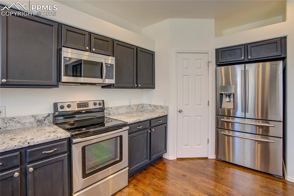 Image 8 of 27: Kitchen