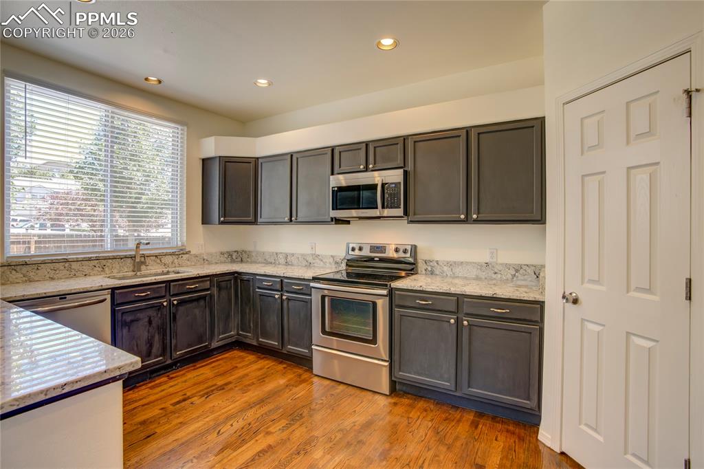 Image 9 of 27: Kitchen