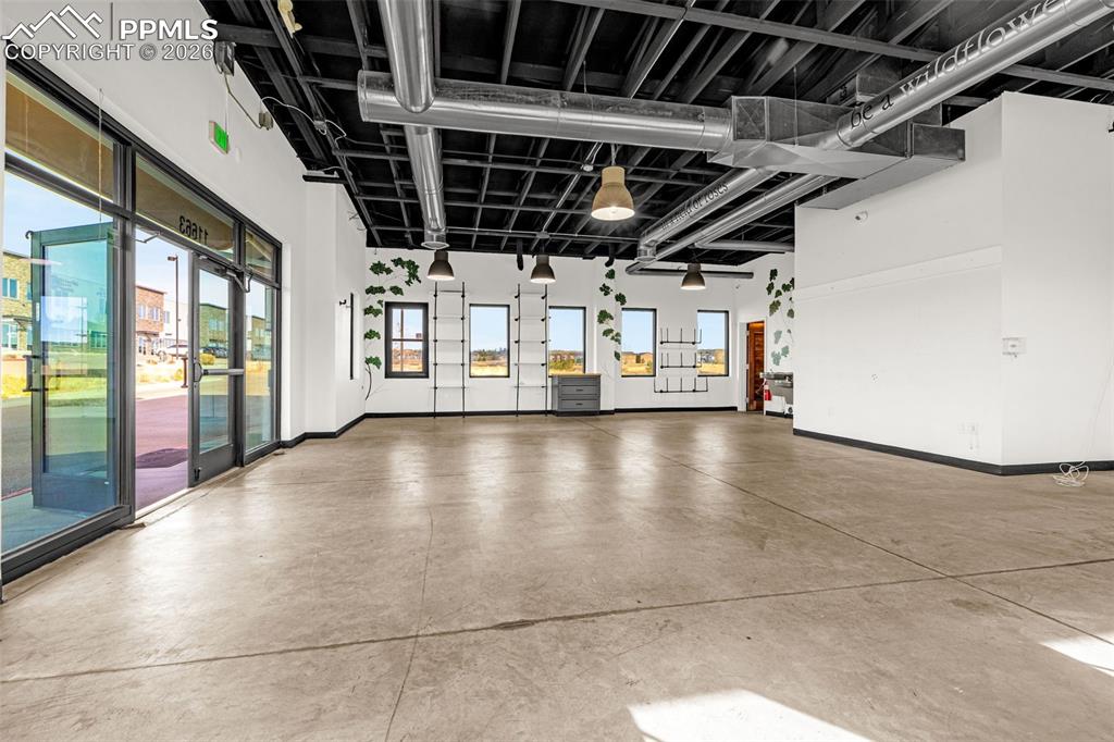 Image 6 of 18: Garage