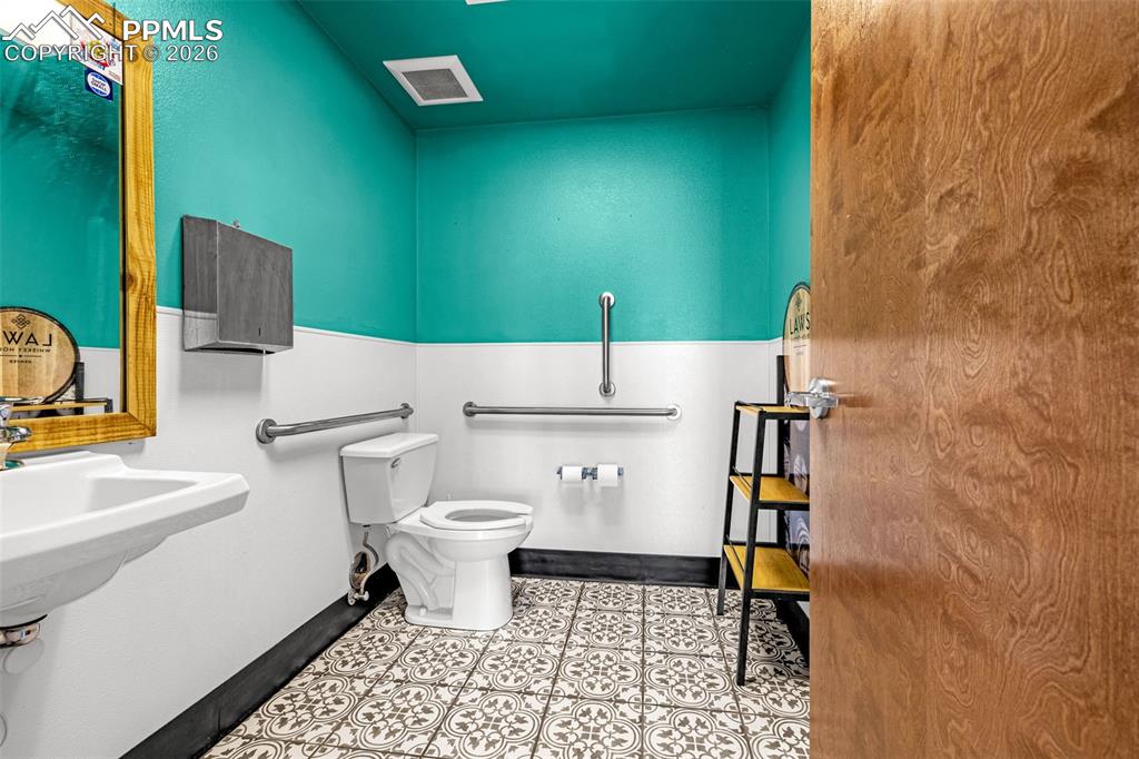 Image 9 of 18: Bathroom