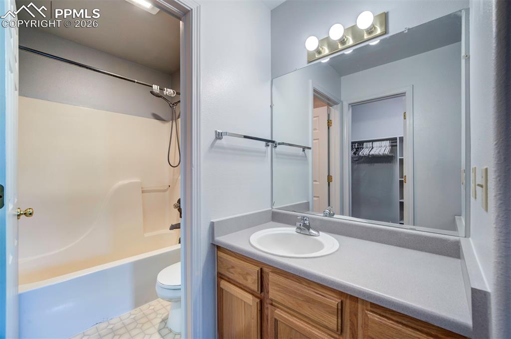 Image 16 of 25: Bathroom