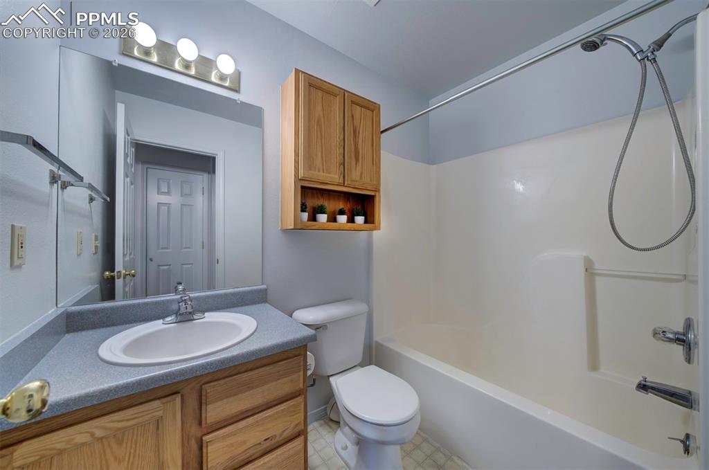 Image 17 of 25: Bathroom