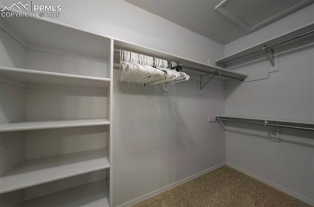 Image 18 of 25: Closet